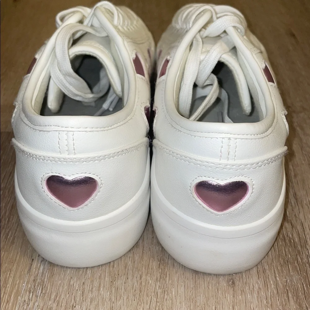 Sincerely‎ Jules White Sneakers with metallic Pink Heart Details. Size 9.